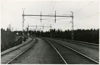 På linjen på in emot dåvarande Södertälje Södra station. Yttre delen av stationsområdet skymtar till vänster i bild.