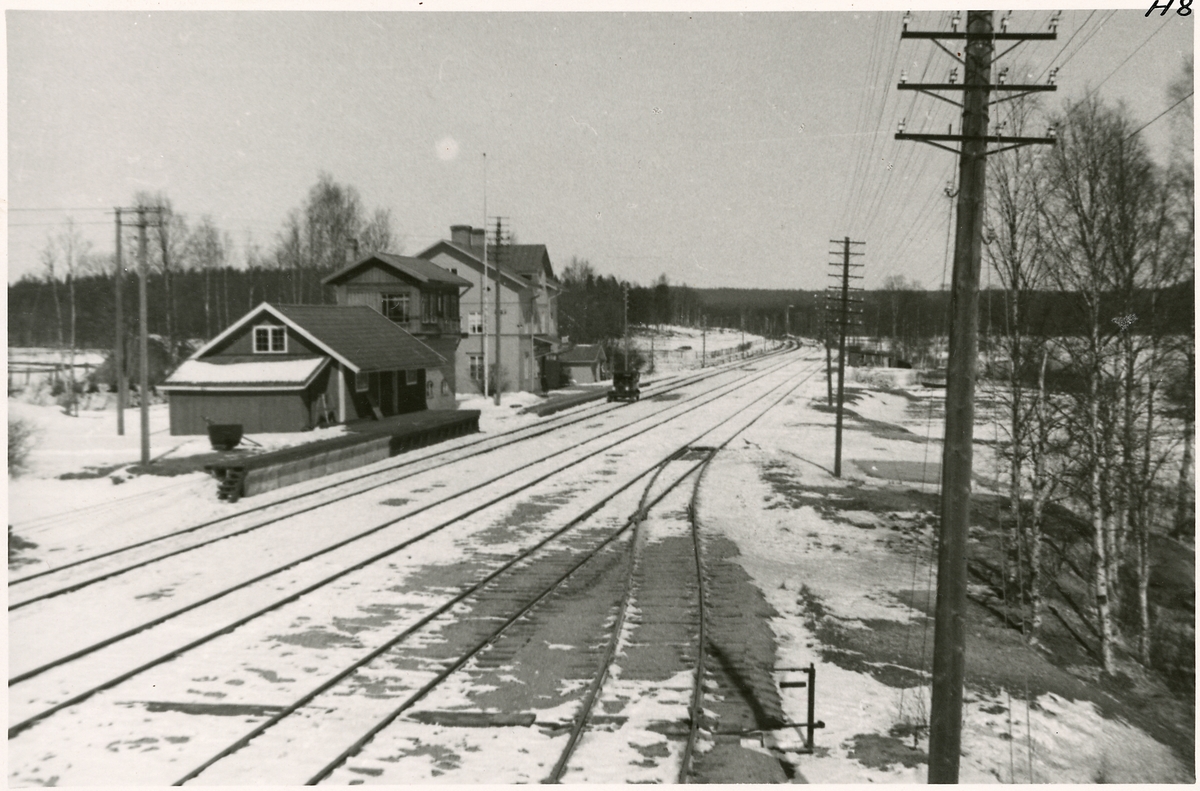 Mellansjö stationshus, godsmagasin och ställverk.