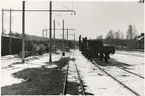 Alby stationsmiljö. 
Klorat- och karbidfabriken hade under ett antal år en smalspårig, 600 mm, elektrisk järnväg mellan industriområdet och järnvägsstationen.