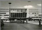 Det är mitt på dagen vid Münchens station.