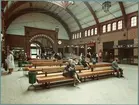 Resenärer i stora hallen på Malmö centralstation.