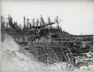 Porjus kraftverk under byggnation vid Stora Lule älv. Dammkärnans anslutning till land på den västra stranden.