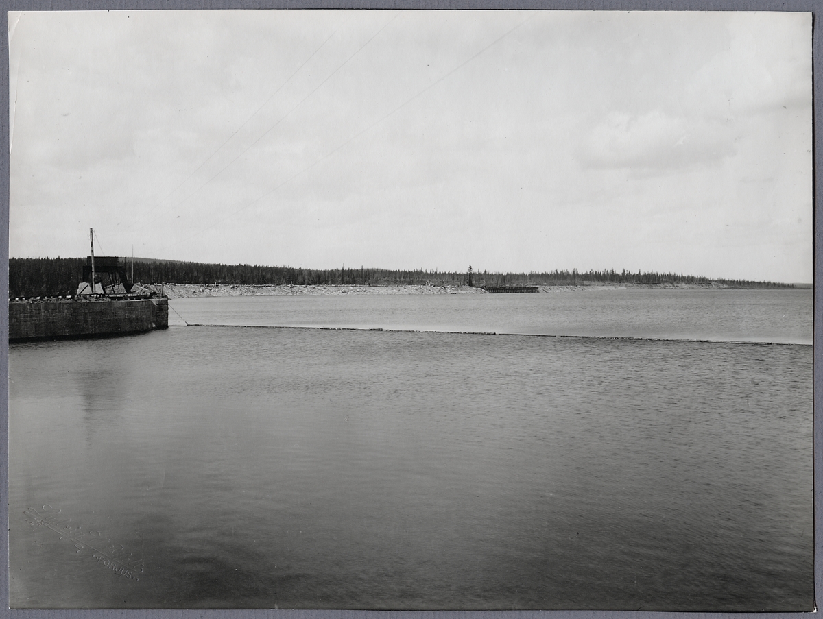 Porjus kraftverk vid Stora Lule älv. Panorama framför dammen sedan vattnet stigit.