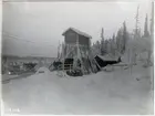 Bilden visar en lave, eller uppfordringsverk i Porjus, där kraftverksbygget pågår under åren 1910-1915.