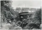 Bergslagernas Järnvägar, BJ Y3 med tåg på bron. Ångfartyget Erik Sparre passerar akvedukten.