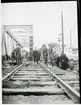 En del av arbetslaget vid järnvägsbron över Fyrisån i Uppsala.