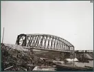 Järnvägsbron vrids på plats med båt.