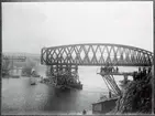Järnvägsbron flyttas med båtar till brofäste.