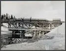 Provbelastning av järnvägsbron över Petikån med Statens Järnvägar, SJ E2 949 och godsvagn SJ Cf 1050 och SJ Q.