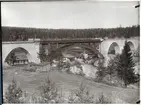 Järnvägsbron byggs över Piteälven vid Sikfors på linjen mellan Piteå och Älvsbyn.