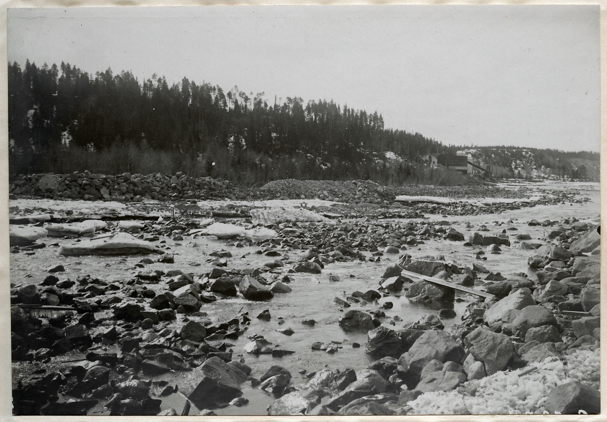 Förstärkningarbete av järnvägsbron över Piteälven vid Sikfors på linjen mellan Piteå och Älvsbyn.