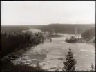 Vy över Skellefteälven med omgivningar. Mitt bild i pågår bygget av järnvägsbron på linjen mellan Klutmark och Slind, längs statsbanan Bastuträsk-Skellefteå-Skelleftehamn.