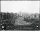 Personalen och banarbetere efter nattarbete vid järnvägsbron i Sparsör.