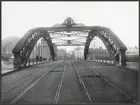 Kungsgatsbron från väster. Centralsaluhallen till vänster i bild, och spår för spårvagnstrafik över Kungsbron. Hötorget bakerst mitt i bild.