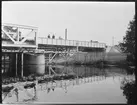 Personal på järnvägsbron över Stångån vid Linköping på linjen mellan Linköping och Vikingstad.