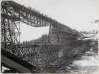 Byggnation av järnvägsbro över Vindelälven, på linjen mellan Vindeln och Degeråsen.