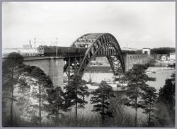 Årstabron med persontåg. Statens Järnvägar, SJ D-lok.
Vagnar