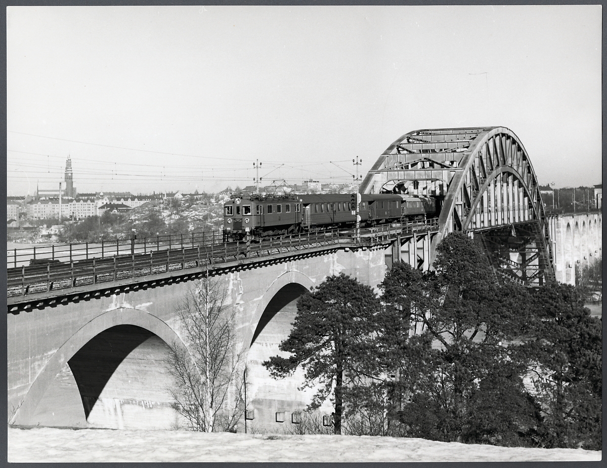 Ellok SJ Dk nr 432
F.d. littera Du, Du2.
Renoverad och delvis återställt till utförande som Dk i 1950-talsutförande. Universallok av den första standardtypen med nitad stålkorg. Nitad hytt, typiskt brunlok och lådformigt som de flesta ellok, men i ganska gott skick. Delvis återställt och ommålat. Utrustat med ATC sedan det kom till museet.
