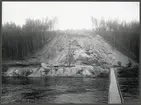 Brobygget över Öreälven. Östra stranden med påbörjade schaktningar för landfäste och pelare.