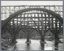 Järnvägsbron över Öreälven under byggtiden, med arbetare på bron.