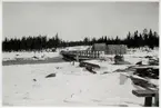 Provisorisk transportbro över Skellefteälven vid Slagnäs på linjen mellan Sorsele och Arvidsjaur vintertid.
