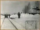 Snöskottning av plattform vid Gråtbäck Station. Längre bort en motordressin, så kallad 