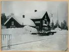 Snöröjning vid Emådalen Station. Plogvinge på godsvagn.