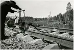 Thermitsvetsning av skarvar på betongslipers, på sträckan mellan Nässjö-Sävsjö 1953.