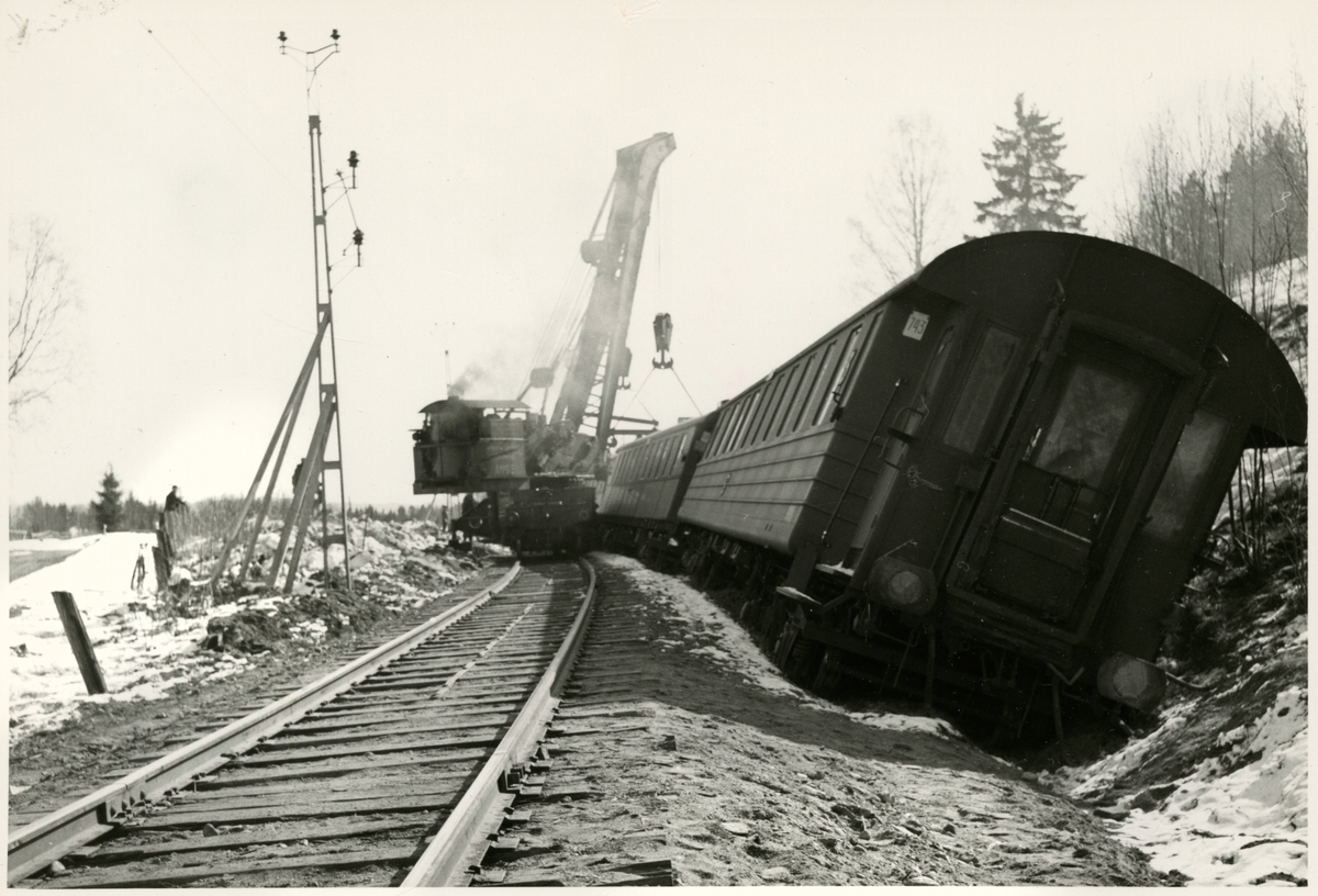 Tåg 93, Nordpilen, efter urspårning på sträckan mellan Simeå och Undersvik 1956-03-27.