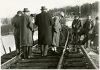 Inspektion av räler i samband med urspårningen av tåg 93 'Nordpilen' på sträckan mellan Simeå och Undersvik 1956-03-27.