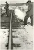Banarbete efter urspårning av tåg 93, Nordpilen, på sträckan mellan Simeå och Undersvik 1956-03-27.