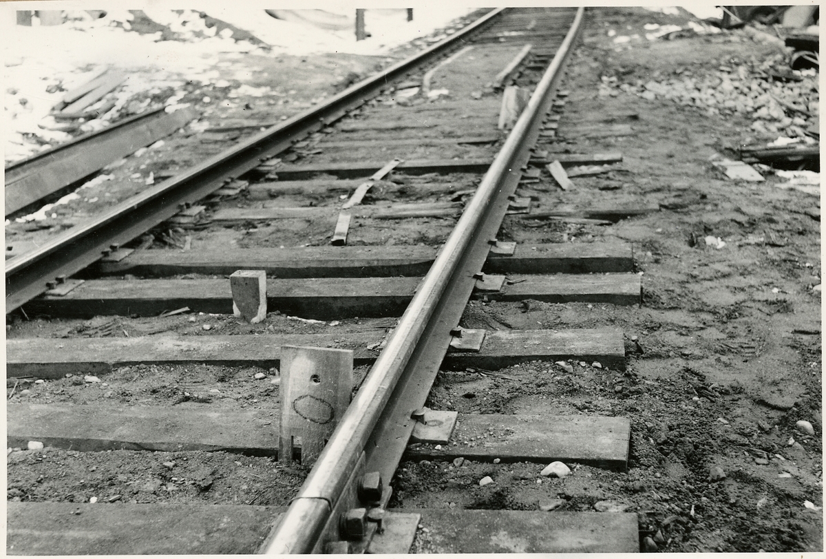 Del av bangården efter olyckan 1956-03-29 då tåg 93, 'Nordpilen, spårade ur vid Granbo station.