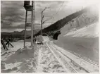 Vy på järnvägslinje och tunnel efter snöskred och snöröjning mellan Tornehamn och Björkliden.