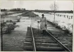 Man vid översvämmad järnvägslinje mellan Karungi och Övertorneå.