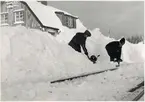 Snöröjning vid stationshus.