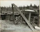 Hjulaxlar tillhörande urspårade malmvagnar vid olyckan i Nattavaara 1953. I förgrunden krökt järnvägsräl.