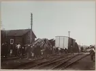 Statens Järnvägar, SJ G 8954.

Folksamling med barn vid urspårningsolycka på bangård.
