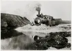 Ånglok kör igenom översvämmning på Malmö Simrishamns  Järnväg, MSJ 1910.