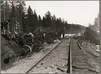 Nedmontering av godsvagnar efter olycka mellan Gastsjön och Kälarne i Jämtland på 1920-talet.