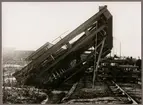 Kranbrygga har vält vid transport mellan Aseas mekaniska verkstad och Västerås bangård april 1937.