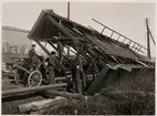 Kranbrygga har vält under transport mellan Aseas mekaniska verkstad och Västerås bangård april 1937.