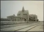 Haparanda stationshus.
Stationshus i tegel 1915. Arkitekt F Zettervall. K-märkt 1986. Stationen anlades 1915, stationen färdig 1919. Provisorisk trafik öppnad 1915-06-18 .
Persontrafik inledd till Haparanda hamn 1916-01-21.