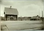 Ursvikens stationsstuga. Statens Järnvägar, SJ. Stationen anlagd 1912 och stationshuset byggdes samma år. Elektrifierades 1997.