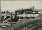 Dubbelspårsbyggnaden mellan Alingsås - Olskroken. Bron över Säveån södra brohalvan. Provbelastning. Godsvagn med  tank SJ CF 1041, SJ CF 1042.  Godsvagn SJ 10792 B3.