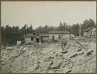 På linjen mellan Noresund och Floda. Dubbelspårsbyggnaden mellan Alingsås - Olskroken. Kompressorstation och markententeri väster om tunnlarna.