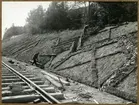 Dubbelspårsbyggnaden mellan Alingsås - Olskroken. Vik Skärningen och dränering av slänten i lerskärning.