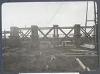 Album med fotografier från Bohusbanan.
Provisorisk viadukt.
Bockar för 5 meters spann.

Delen mellan Göteborg och Uddevalla öppnades i etapper från 1906 och fram till 1909 då till slut hela banan kunde invigas.