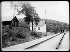 Album med fotografier från Bohusbanan.
Banvaktstuga av sten