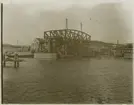 Vy över Göteborgs hamn. Nuvarande Marieholmsbron byggdes 1908 och togs ibruk mars 1909. Den ersattes av betong 1996.