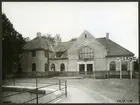 Södertälje Centralstation . Hette tidigare Södertälje Nedre. Stationen anlades 1860. Nytt stationshus 1918. Samtidigt nytt godsmagasin. Elektrisk växelförregling som manövereras från Södertälje Södra. Heter från 1994 Södertälje Centrum.